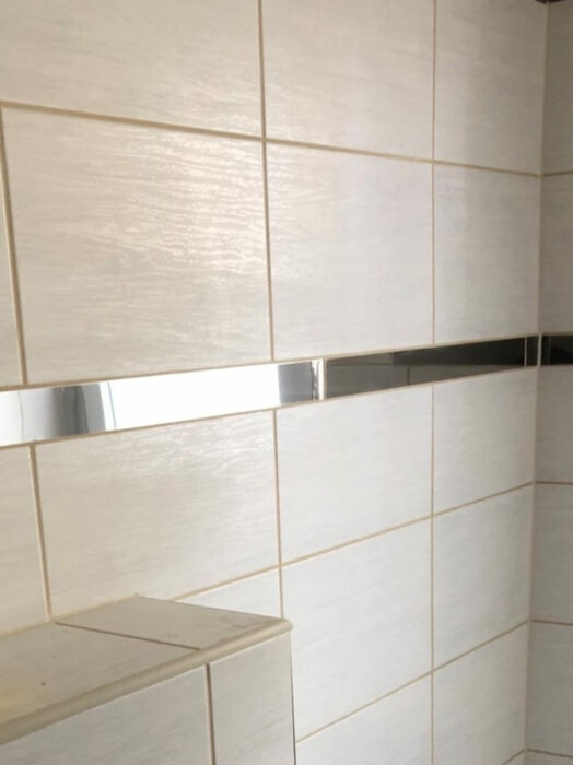 Furdoszoba fal ezust diszcsikkal