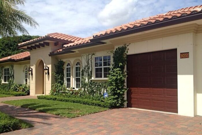 Szep terko garazs elott